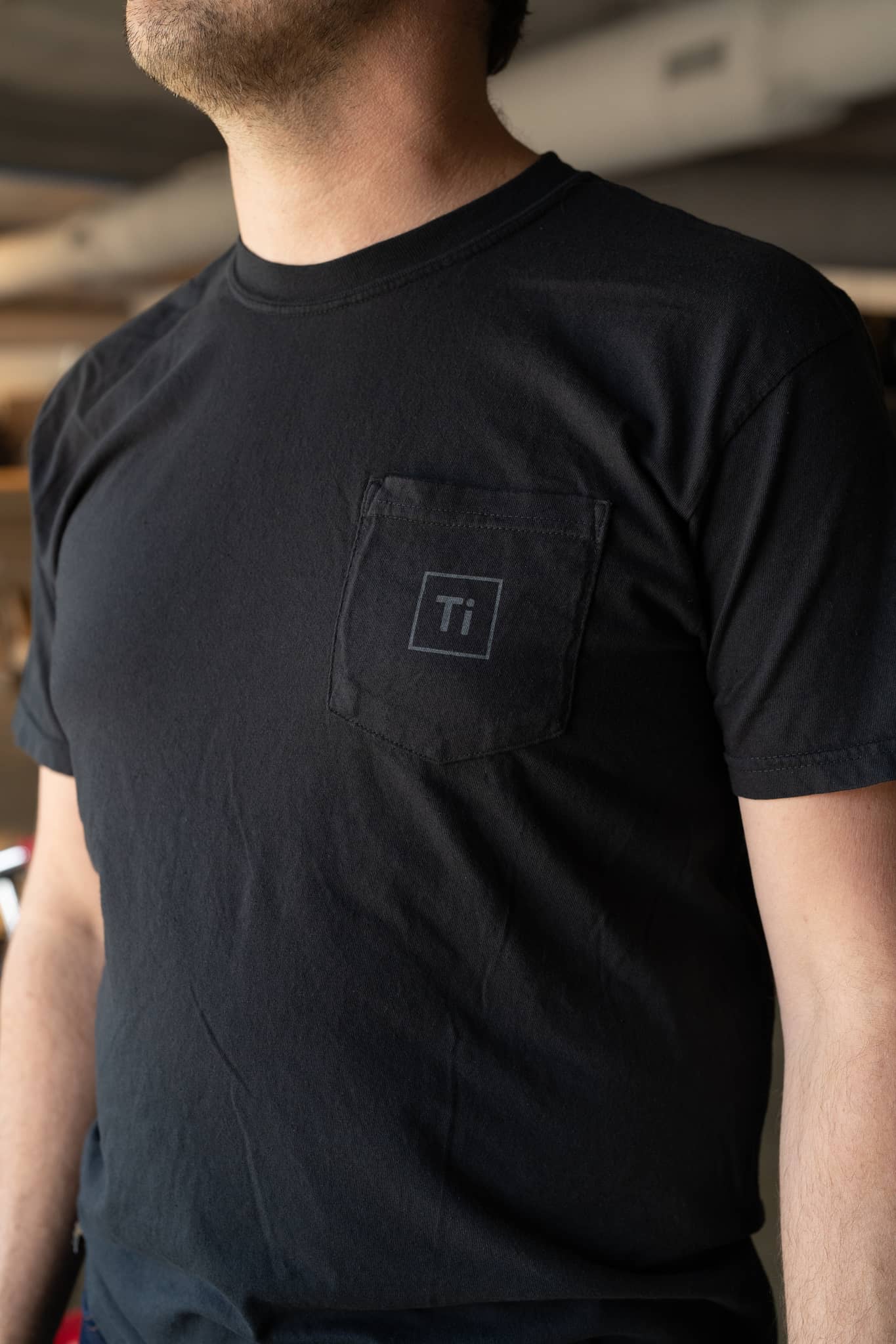 bigidesign-merch-black-ti-pocket-tee-t-shirt-schwarz image 3