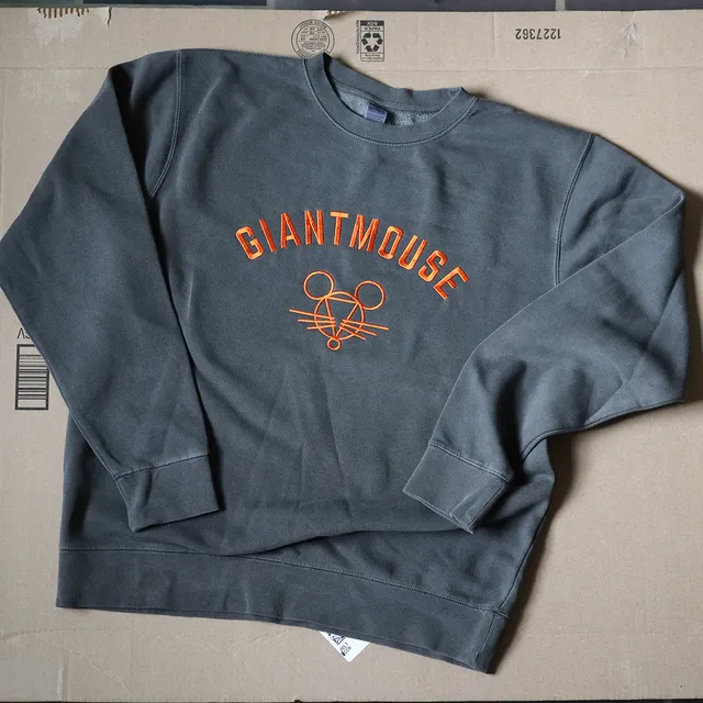 giantmouse-embroidered-crewneck-sweatshirt-pullover-baumwolle image 1