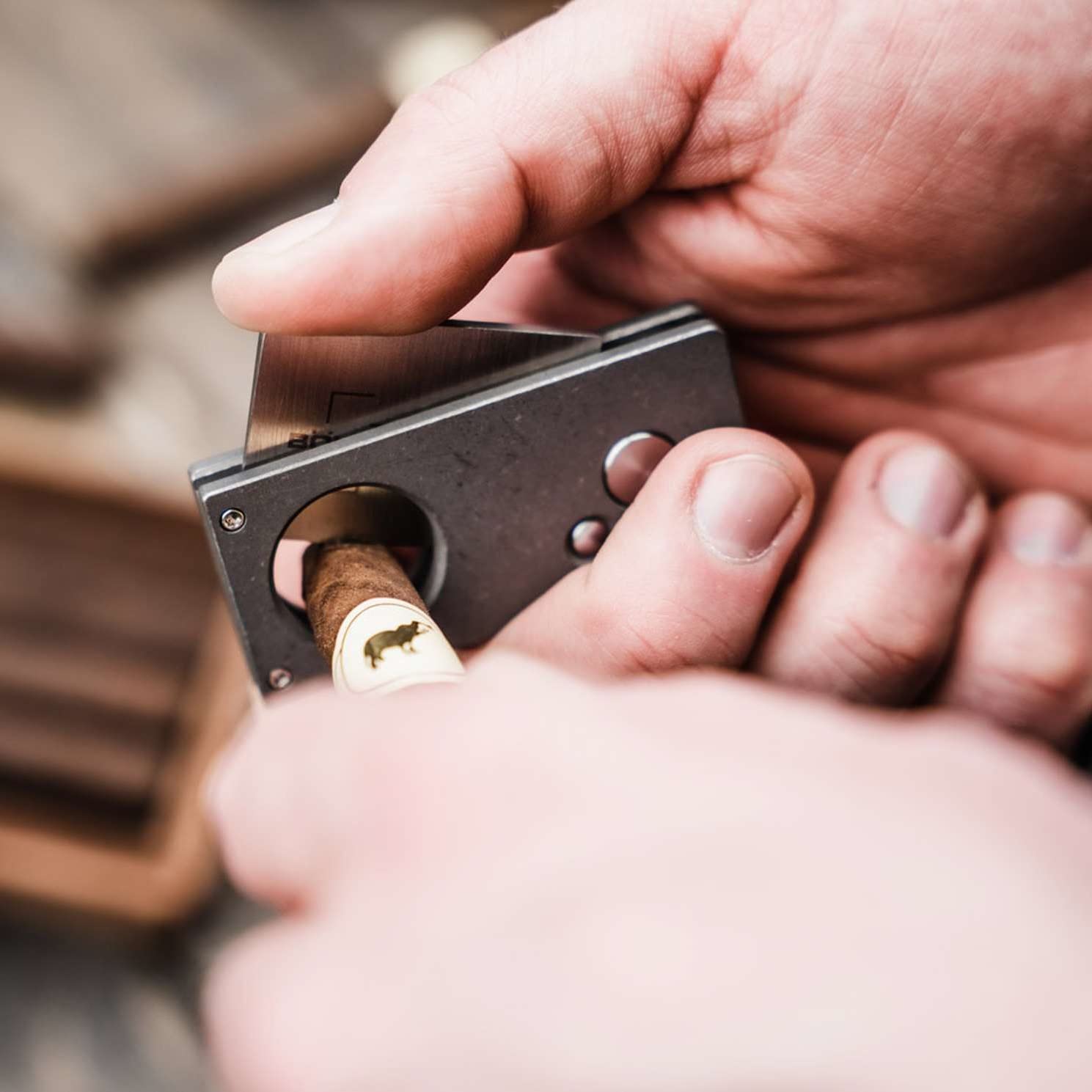 b-ker-plus-cigar-cutter-zigarrenmesser-titan-440c image 3