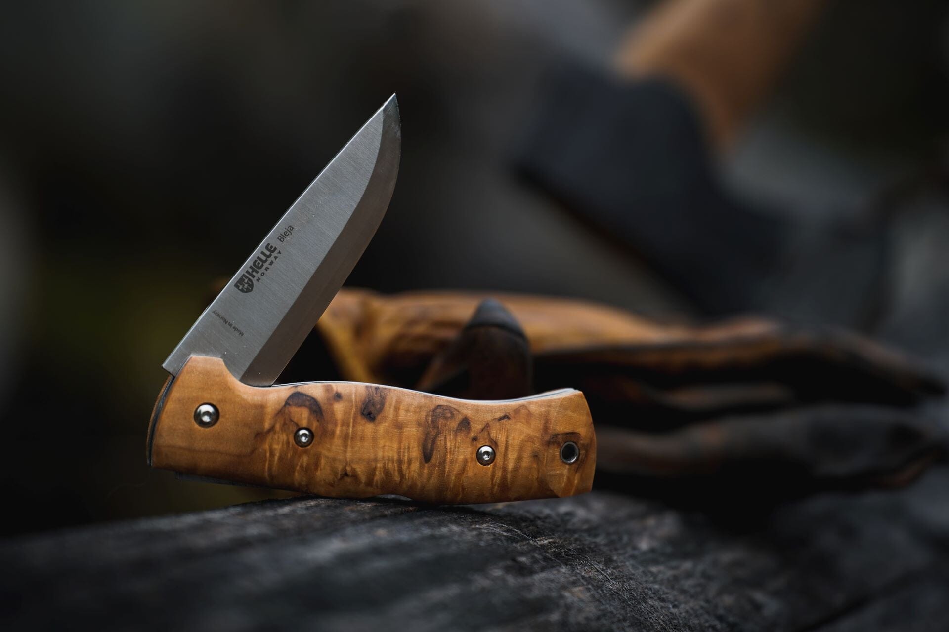 helle-bleja-klappmesser-maserbirke-lederscheide-85mm image 2
