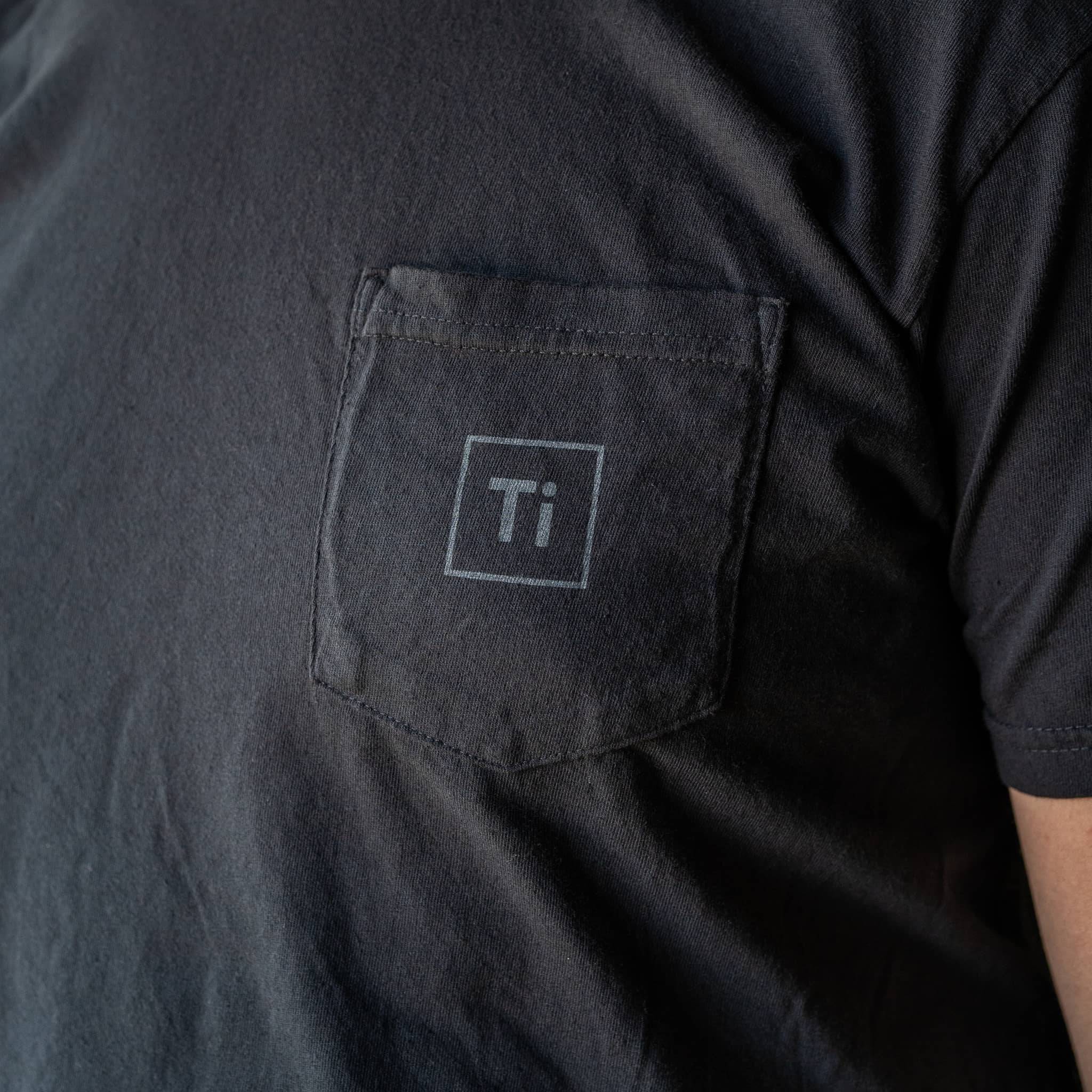 bigidesign-merch-black-ti-pocket-tee-t-shirt-schwarz image 2
