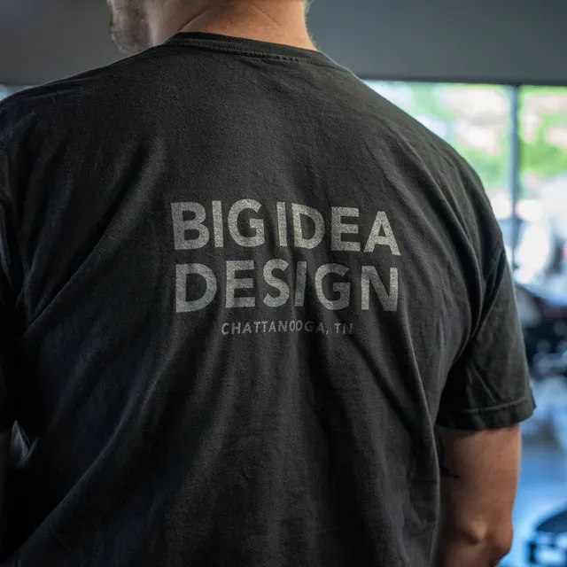 bigidesign-merch-black-ti-pocket-tee-t-shirt-schwarz image 1